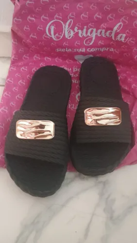 Sandália nuvem com aplique apenas uma unidade disponível no tamanho 40 super confortável