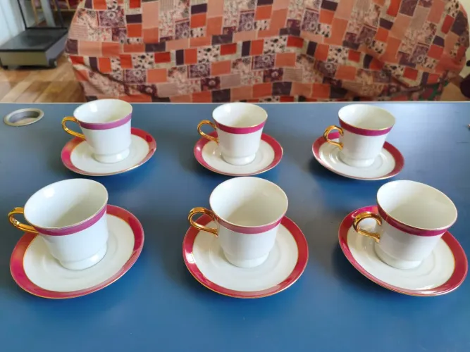 Jogo vintage de seis xicaras de café com leite e pires em porcelana decorada de Araxá -MG