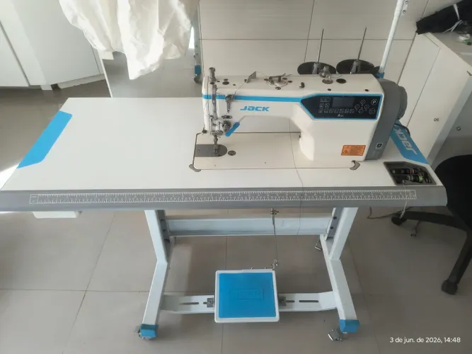 Vende-se máquina de costura Jack, eletrônica com corte de linha automático. 