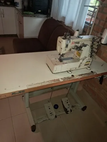 Maquina de costura galoneira