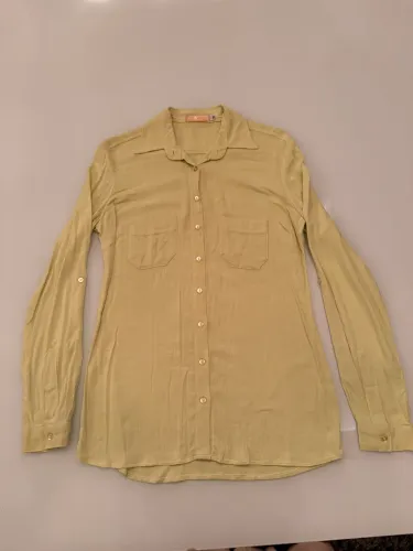 Camisa linho na composição verde limão
