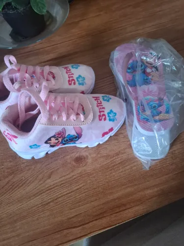 Tênis e chinelo infantil número 27 para menina nunca usado por 40 reais