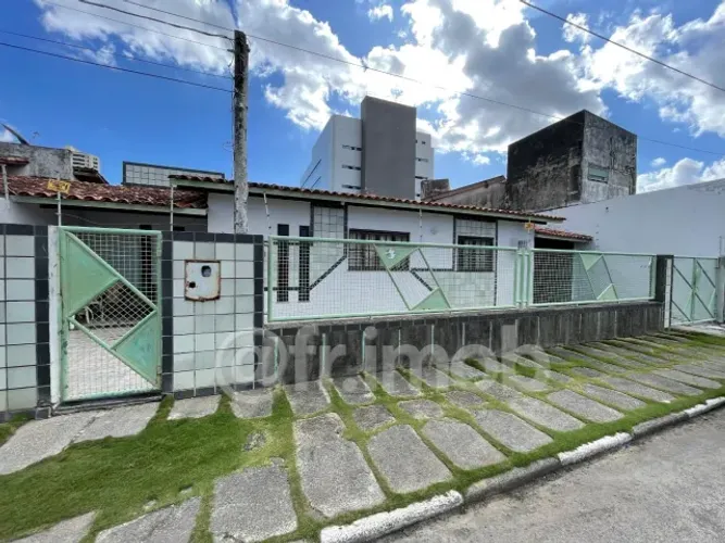 CASA 3/4,SENDO UMA SUÍTE, E UM BANHEIRO SOCIAL.