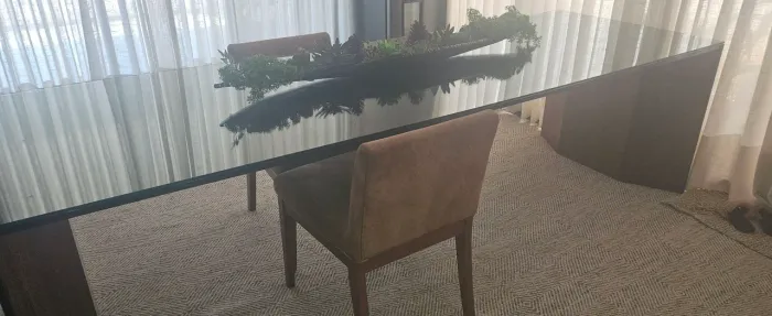 Mesa de Jantar, madeira maciça e laqueada em preto, com 8 cadeiras veludo Marrom