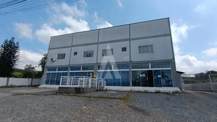 Sala comercial localizada no bairro Vila Nova, com 2 lavabos e estacionamento.