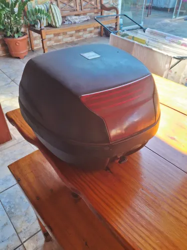 Baú bagageiro para moto em boas condições