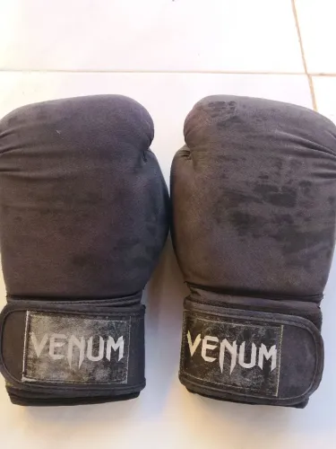 Luvas de boxe usadas 
