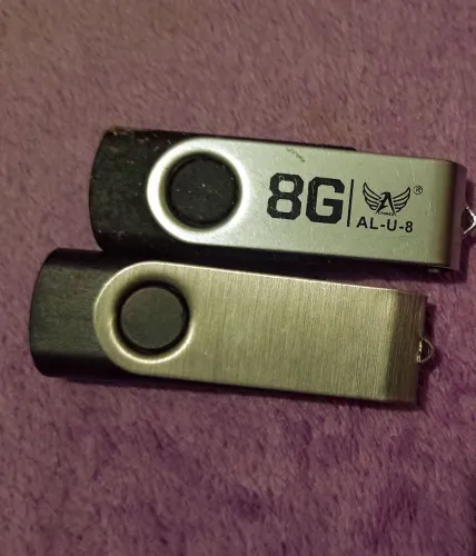 Vendo 4 Pen drive de 8 GB cada um 