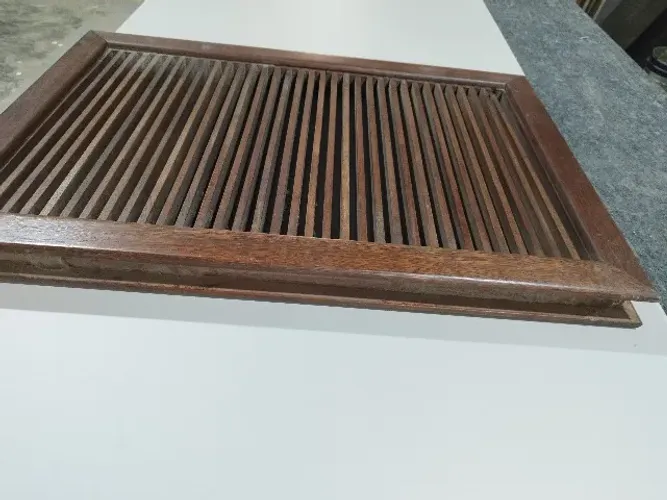 8 Grelhas em madeira para ventilação, em recorte de portas