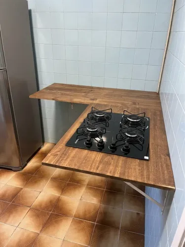 Bancada em L de Madeira + Cooktop a Gás Itatiaia 4 Bocas (Apenas 5 meses de uso!)