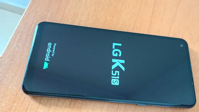 Celular marca LG modelo K51S com 64 GB de memória.
