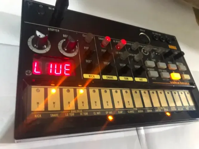 MÓDULO DRUM MACHINE KORG VOLCA BEATS COM SEQUENCER MIDI IN E SYNC IN E OUT