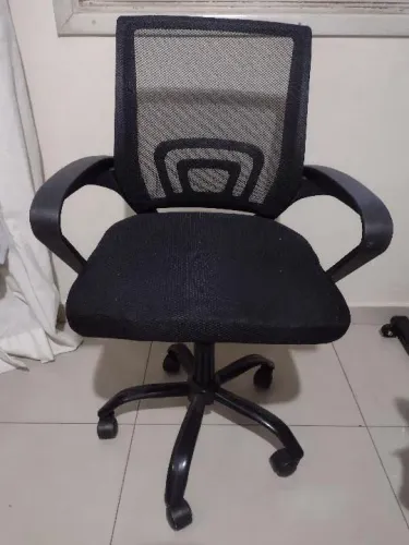 Cadeira preta de escritório ajustável 