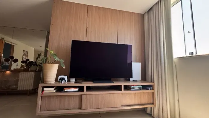 Rack com painel de TV planejado amadeirado - ótimo estado