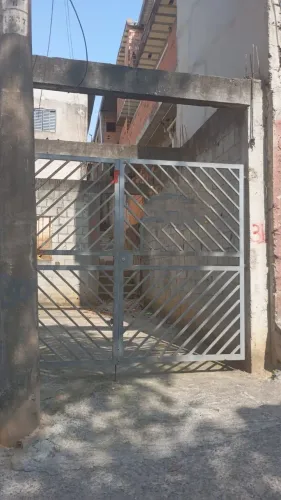 Vende sobrado com duas casas, ambas 3 cômodos-Jardim Briquet-Itapevi-SP