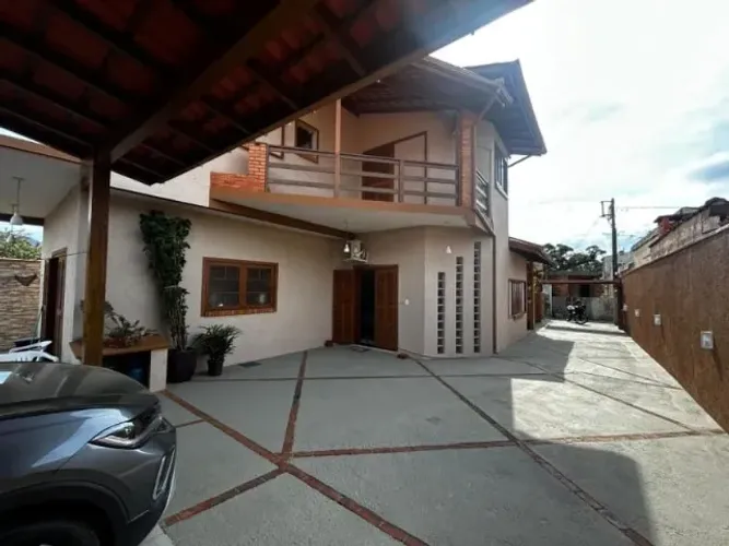 Casa à venda na Barra da Lagoa, conforto, espaço e localização privilegiada,  3 Suites.