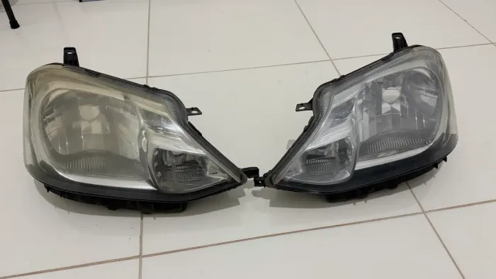 Par de faróis do Toyota etios