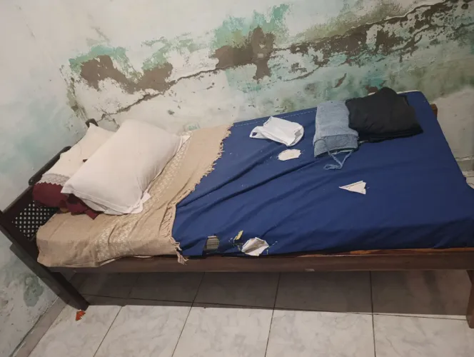 Cama de solteiro de madeira