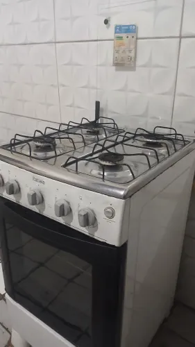 Fogão de 4 bocas pegando tudo
