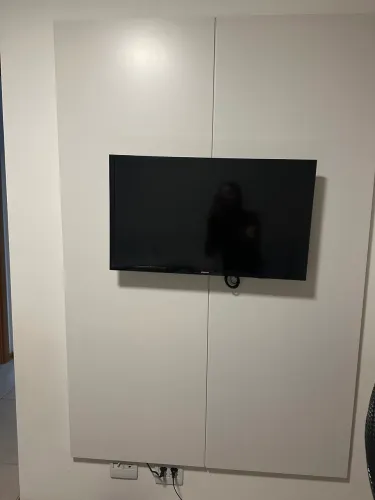 Painel de televisão branco 
