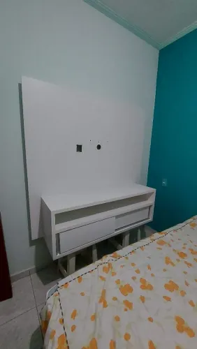Painel de TV suspenso Branco (peça única, fabricada sob medida) 