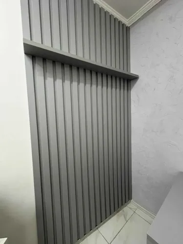 Painel Ripado em MDF Cinza com Prateleira