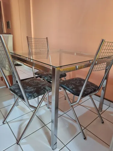 Mesa quadrada com 4 cadeiras