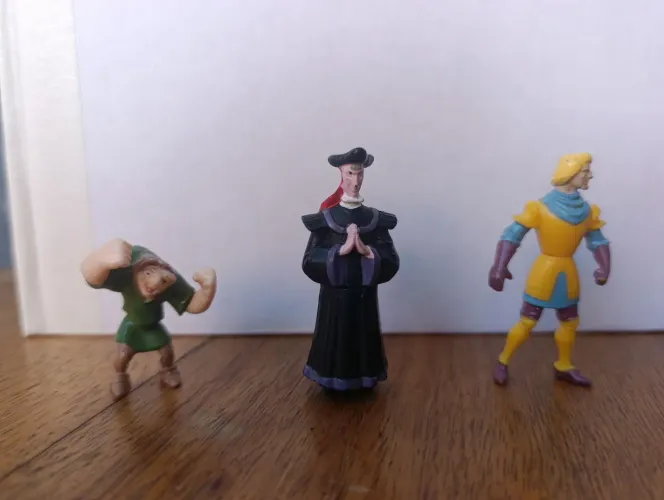 O corcunda de Notre Dame Disney Nestlé Kinder Ovo anos 90. Quasimodo, Frollo e Phoebus
