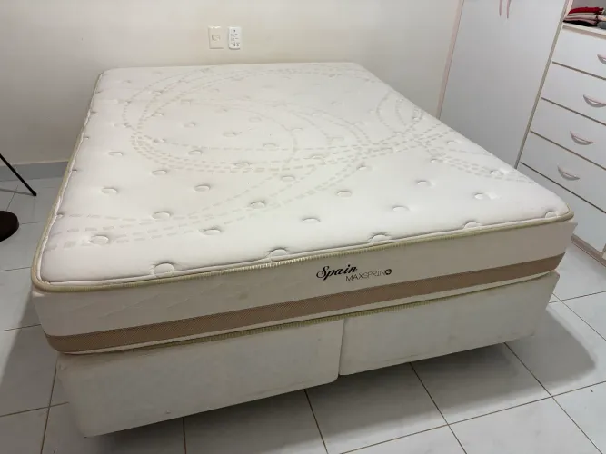 Cama casal queen usada