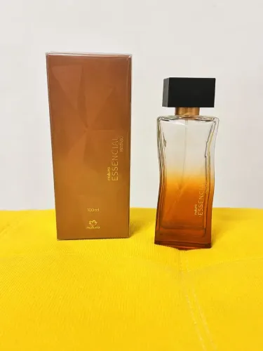 Perfume essência mirra, com cheiro amadeirado, quente e balsâmico