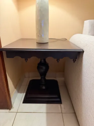 Mesa de canto em madeira maciça - estilo clássico