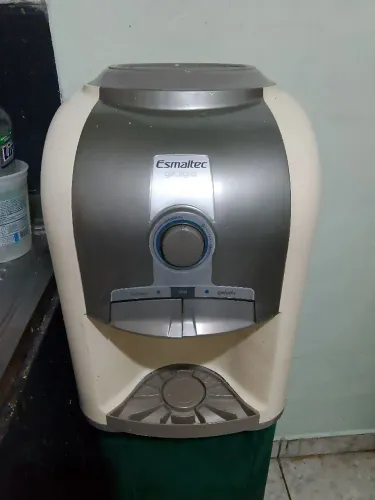 Vendo bebedor Esmaltec com defeito não está gelando água pra quem queira concertar 