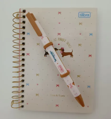 Kit Cachorro Salsicha Brownie Tilibra Caderno Espiral A6 e Caneta 