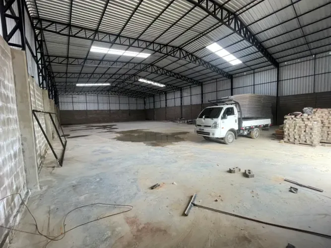 ALUGO GALPAO COM 840M2 7,5 DE PE DIREITO PROXIMO DO P.10