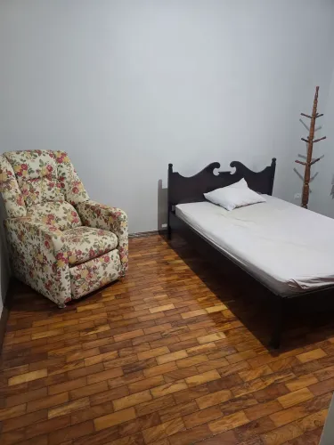 cama de casal maciça e poltrona do papai
