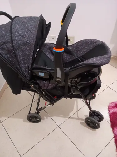 Vende-se Carrinho de bebê Cosco reverse com Bebê conforto USADO