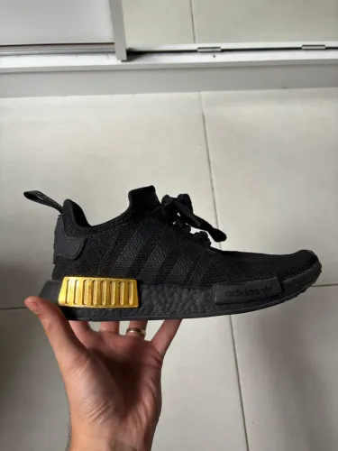 NMD_R1 AllBlack Metallic Gold feminino