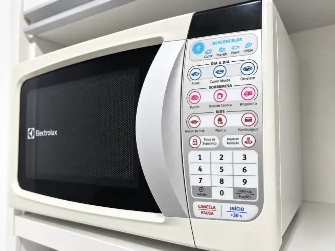 Micro-ondas Electrolux 220V, seminovo e em ótimo estado de conservação.