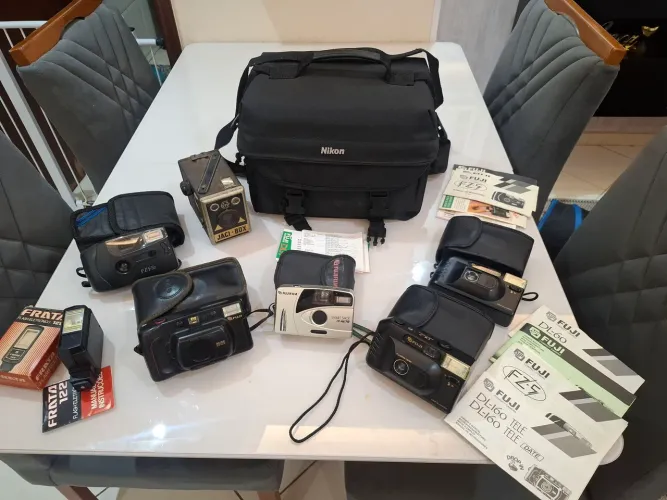 Lote de Câmera Analógicas Vintage Fuji + Flashes, Estojos e Bolsa Nikon