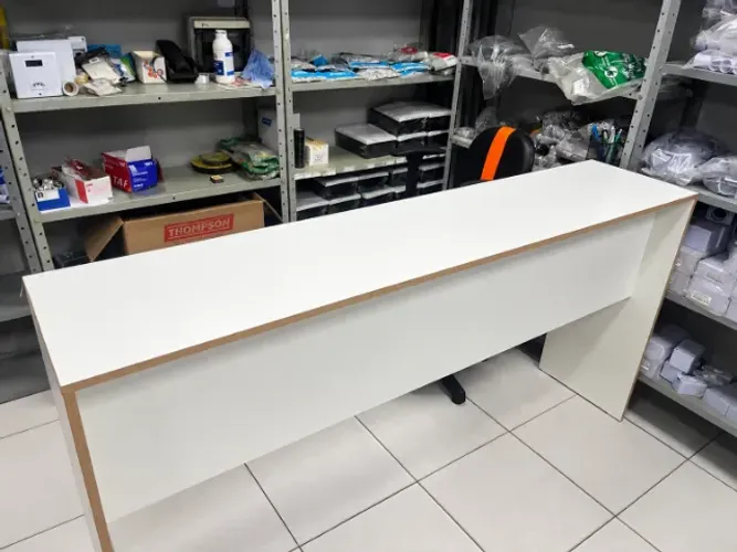 Mesa de Escritório Retangular Grande - Branca e Amadeirada