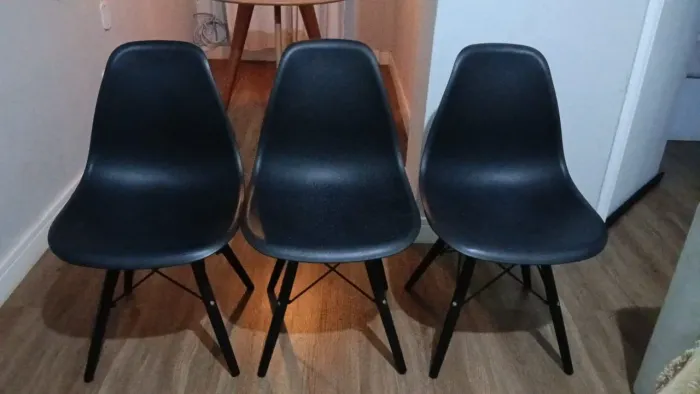 Cadeiras eames toda preta