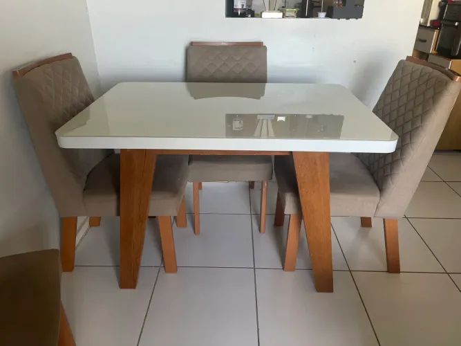 Mesa com 4 cadeiras