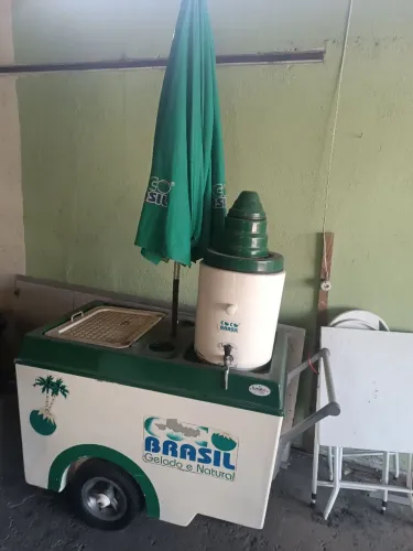 Carrinho de Água de Coco Semi Novo Completo com Mesa e Cadeira