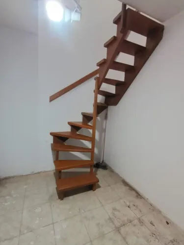 Escada tipo U, madeira Tauari, pintura verniz cerejeira.