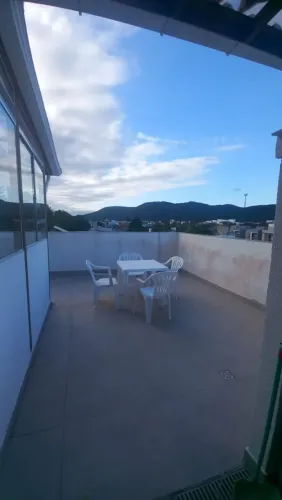 Mesa plástica marca MOR com 4 cadeiras
