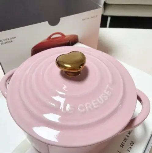 Cocotte Rosa Shell Pegador Coração Gold Le Creuset