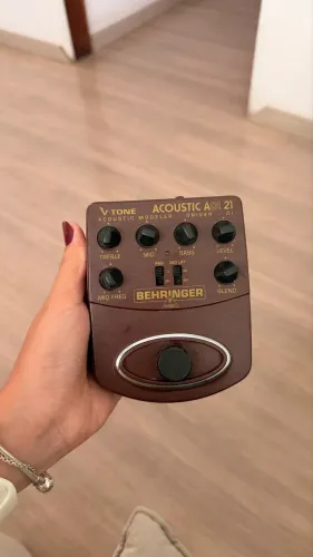 Pedal de pré-amplificador acústico Behringer Adi21 V-tone Red