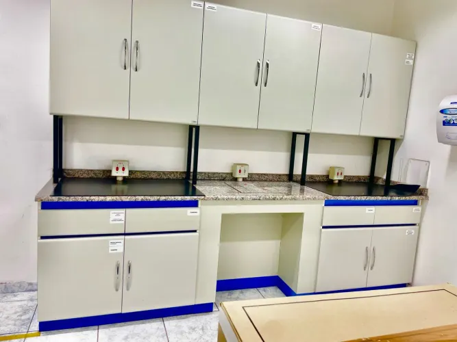 Móveis e bancadas para laboratório  *