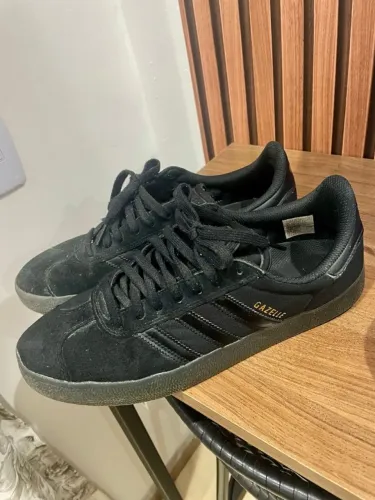Adidas Gazelle ADV - Preto com detalhes dourados - tamanho 43br - us11