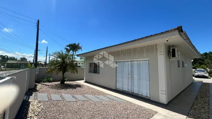 Casa de Praia Moderna e Mobiliada em Palhoça com Varanda Gramada e Ar-Condicionado